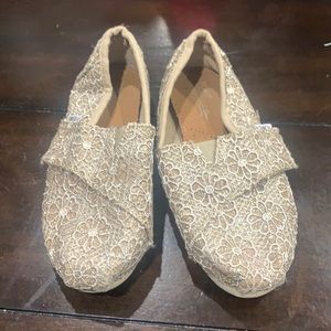 Toms girl gold flower shoe